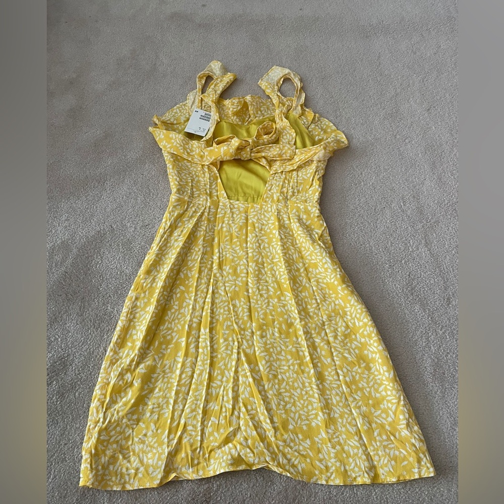 H&M ruffle dress - Picture 2 of 4